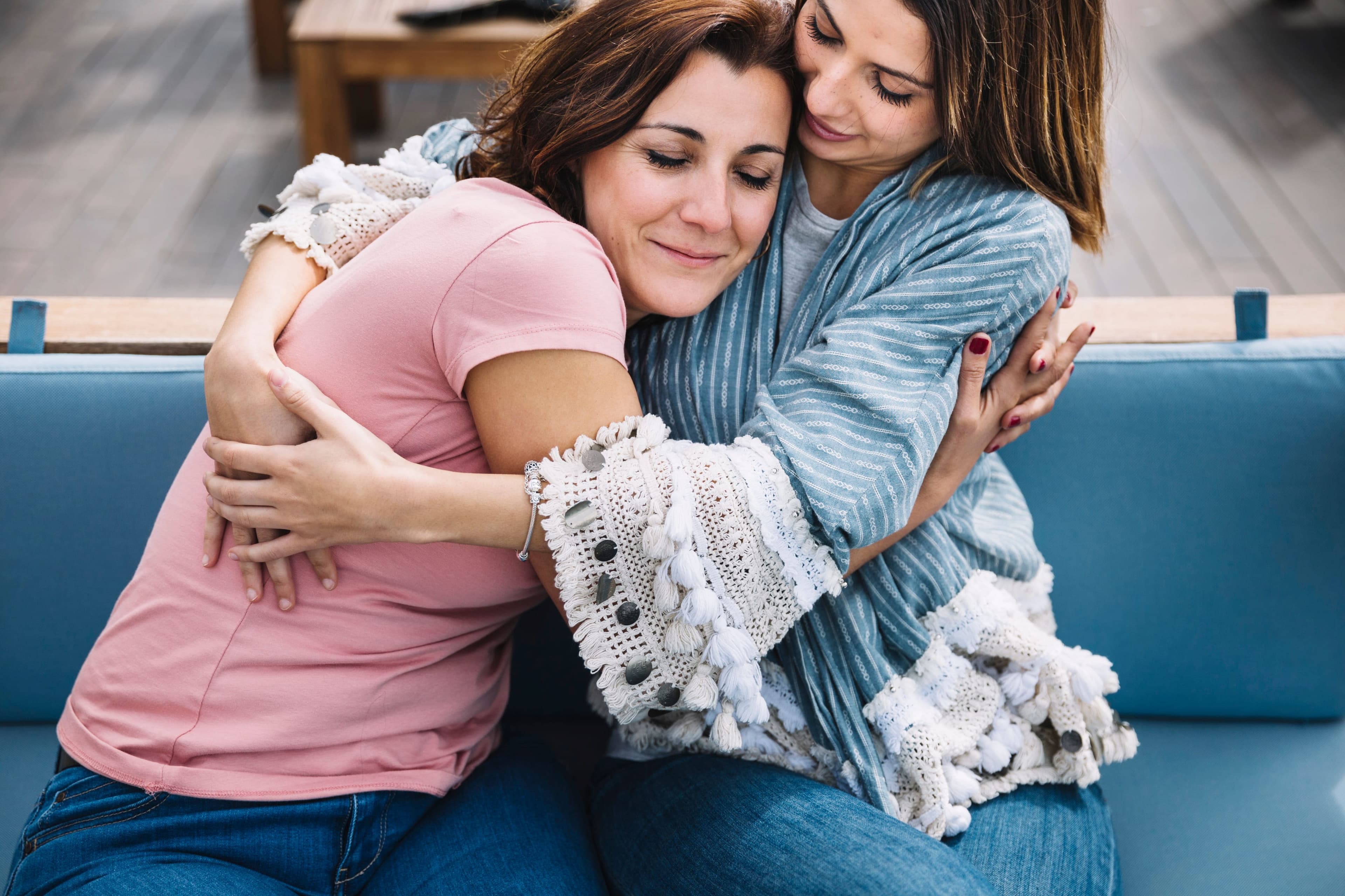 Pessoas de abraçando